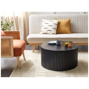Tavolino da salotto nero Kirkwood in legno di mango, rotondo, con spazio contenitivo.