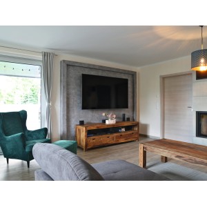 Salon avec panneaux muraux Egger DecoWall Rovigo béton derrière meuble TV.