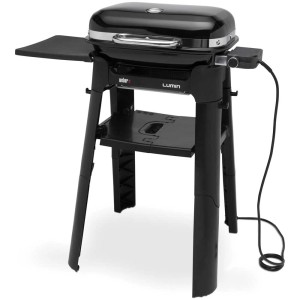 Grill elettrico Weber Lumin Compact 2.2 kW nero con supporto, tavolo laterale e ripiano.