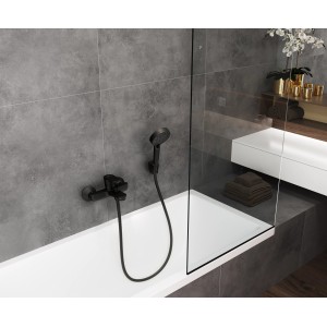 Miscelatore vasca Hansgrohe Vernis Blend a parete nero opaco su vasca con doccetta.