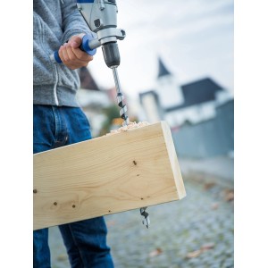 LUX Balkenbohrer Comfort Ø 16 mm en action perçant une poutre en bois.