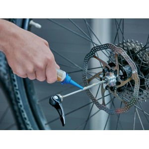 Application de graisse multi-usage sur un système de frein de vélo. Lubrifiant pour vélos.