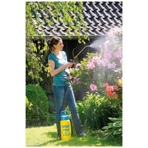 Femme utilisant le pulvérisateur à pression Gloria Prima 5 Comfort pour le jardinage.