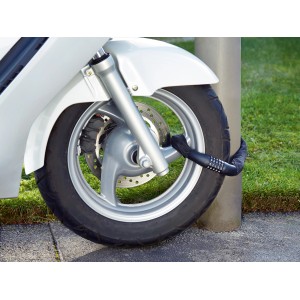 Moto avec antivol à chaîne OBI (120 cm) fixé à la roue avant.
