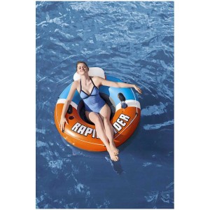Donna si rilassa sull'acqua con il ciambellone Bestway Hydro-Force Rapid Rider.