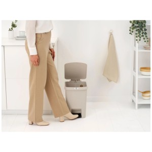 Brabantia Pattumiera a pedale Step-up, 25 l, Soft Beige: Piede che apre il bidone.