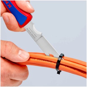 Coltello pieghevole da elettricista Knipex in azione: taglio di una fascetta su un cavo arancione.