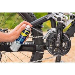 WD-40 Specialist Lubrifiant chaîne vélo appliqué sur une chaîne de vélo.