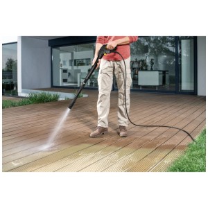 Pistolet Kärcher G 180 Q Quick Connect en utilisation pour nettoyer une terrasse.