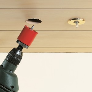 LUX sega a tazza 41 mm in uso: Foratura di un foro in un soffitto di legno con un trapano.