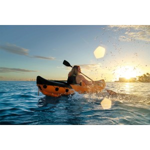 Ensemble kayak orange Hydro-Force Lite-Rapid X2 sur l'eau avec personne et pagaie.
