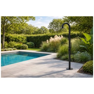 Douche de jardin noire Steinbach Balance en aluminium à côté de la piscine dans le jardin.