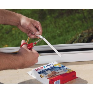 Coupe du joint en caoutchouc blanc Tesamoll profilé en P sur une fenêtre.