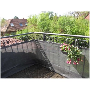 Revêtement de balcon en PE anthracite 90x500 cm comme écran d'intimité sur la balustrade du balcon.