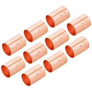 Dieci manicotti a saldare in rame da 15 mm per unire tubi di rame in modo permanente.