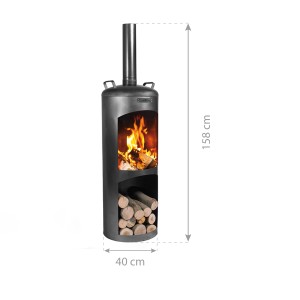 Poêle de jardin CookKing Faro en acier noir avec bûches et feu allumé.