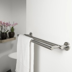 Tiger Boston doppio portasciugamani, acciaio inox spazzolato, 58 cm, con asciugamano bianco.