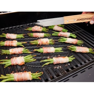 Set de tapis de grill Jamestown avec des aliments grillés sur la grille. Revêtement antiadhésif pour une cuisson douce.