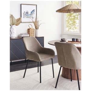 Lot de 2 chaises de salle à manger Beliani Loverna en velours côtelé beige avec accoudoirs et pieds en métal noir.
