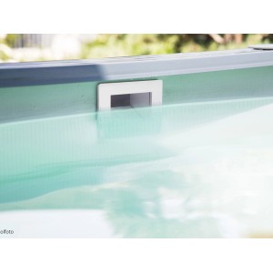 Steinbach Skimmer-Set S1 dans la piscine, gros plan sur l'écumoire blanche.