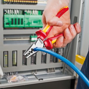 Pinza a crimpare Knipex (180mm) in azione: crimpaggio di un puntale.