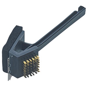 Spazzola per grill Campingaz 3in1 con raschietto in metallo, tampone in nylon e setole in ottone per la pulizia.