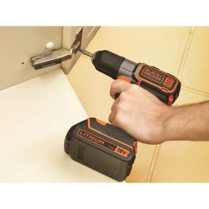 Visseuse sans fil Black+Decker ASD18K vissant une charnière.