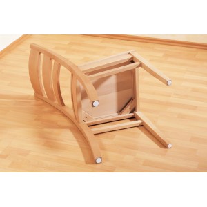 Sedia in legno con feltrini autoadesivi applicati come feltrini per mobili.