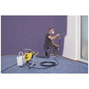Uomo che utilizza il sistema di verniciatura airless Control Pro 250 M per spruzzare la vernice.