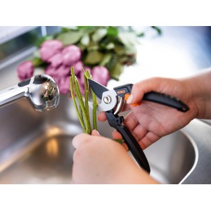 Sécateur de jardin OBI coupant des tiges de roses dans un évier. Sécateur à bypass avec revêtement antiadhésif.