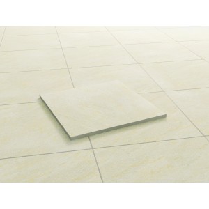 Piastrella per terrazza in gres porcellanato Manhatten Beige, 60x60 cm, su pavimento terrazzato.