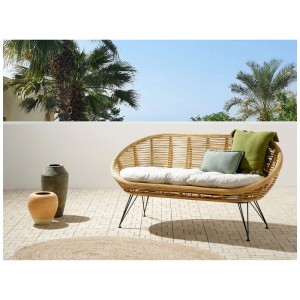 Divano da giardino Beliani Maratea a 2 posti in rattan naturale con cuscini e gambe in acciaio.