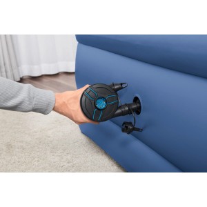 Pompa elettrica a batteria Bestway PowerTouch che gonfia un materasso ad aria.