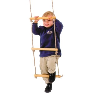 Bambino che si arrampica sulla scala di corda per bambini Happy People con 5 pioli in legno, lunghezza 200 cm.