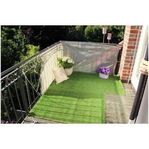 Copertura per balcone in PE beige-antracite 90x500 cm come schermo per la privacy su un balcone decorato.