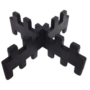 Schwarze Fugenkreuze für Terrassenplatten aus Beton, 3 mm Fugenbreite.