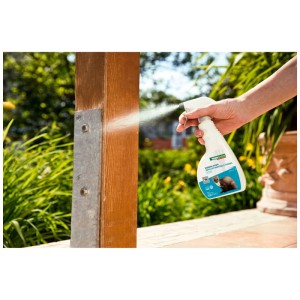Applicazione: Windhager Marderabwehr-Spray spruzzato sul legno per proteggere dalle martore.
