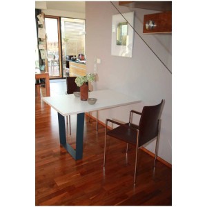 Table avec pied en V noir (710x700mm) dans une salle à manger moderne.