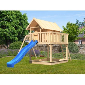 Maison sur pilotis Karibu Fidel avec balançoire double et toboggan bleu dans le jardin.