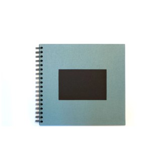 Album spirale carré Wiro lin vert marin, 24x24 cm, avec fenêtre noire. Idéal comme album photo ou livre d'or.