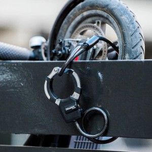 Antivol câble Master Lock Street Cuff fixé à une trottinette électrique, noir et argent, câble acier 1 m.