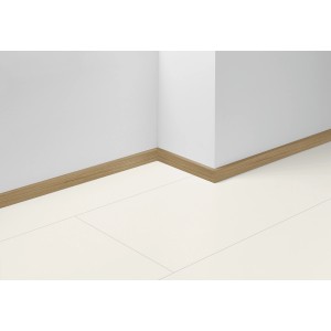 Battiscopa Parador SL 3, rovere D135, alto 40mm, come finitura a parete su pavimento chiaro.