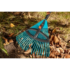Rastrello regolabile in plastica Gardena Combisystem mentre raccoglie le foglie.