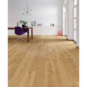 Helle Landhausdiele aus Eiche (Living by Haro Parkett) im Wohnraum mit Esstisch und Stuhl.