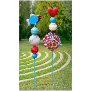 Tuteurs de jardin décoratifs avec motifs de poissons, de cœurs et de boules dans le jardin.