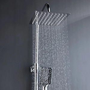 Système de douche carré en acier inoxydable avec douche de tête et douchette à main en fonctionnement.