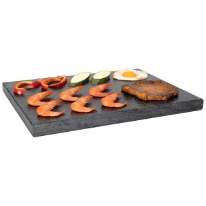 Nouvel Grillstein avec légumes, crevettes, œuf au plat et steak. Ustensile de grill pour une alimentation saine.