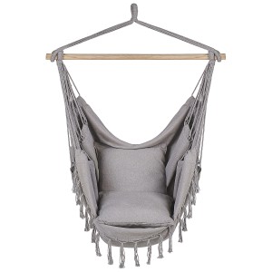 Sedia sospesa Beliani Bonea in cotone grigio chiaro con cuscini e nappe.
