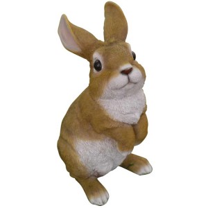 Detailreicher, stehender, brauner Deko-Hase von Vivid Arts für den Garten.
