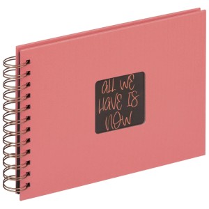 Album spirale rouge corail avec couverture rigide, reliure dorée et découpe "ALL WE HAVE IS NOW".